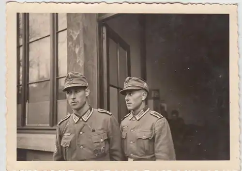 (F10691) Orig. Foto Antwerpen, deutsche Soldaten vor einem Gebäude 1940er