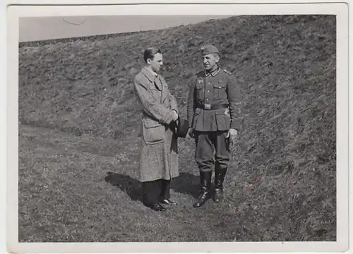 (F1069) Orig. Foto Wehrmacht-Soldat u. Herr in Zivil, 1940er