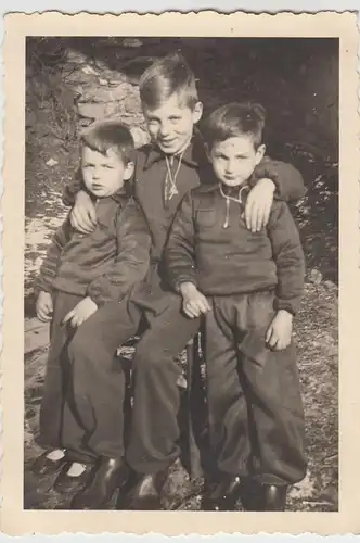 (F10684) Orig. Foto drei kleine Jungs aus Kärnten im Freien 1940er