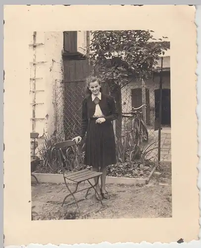 (F10682) Orig. Foto junge Frau Erna mit Gartenstuhl im Freien 1941