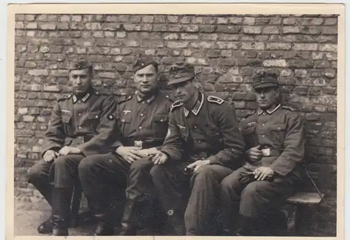 (F10681) Orig. Foto Antwerpen, deutsche Soldaten sitzen an einer Mauer 1940er