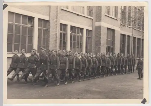 (F10678) Orig. Foto deutsche Soldaten marschieren im Kasernenhof 1941