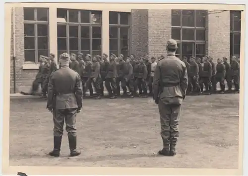 (F10677) Orig. Foto deutsche Soldaten marschieren im Kasernenhof 1941