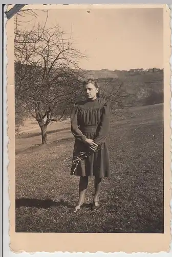 (F10676) Orig. Foto junge Frau im Freien sammelt Zweige 1941