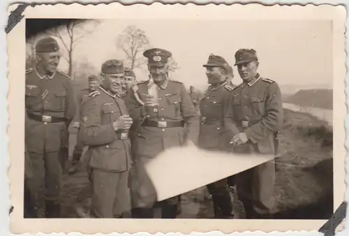 (F10669) Orig. Foto deutsche Soldaten unterwegs, lockere Stimmung 1940er