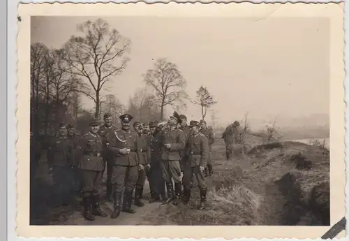 (F10665) Orig. Foto deutsche Soldaten unterwegs, lockere Stimmung 1940er