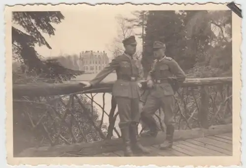 (F10664) Orig. Foto deutsche Soldaten vor Schloss Reihersfeld, Reitersfeld 1941