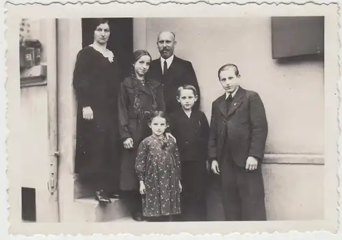(F10661) Orig. Foto Personen m. Frau Berta Kastner am Hauseingang 1940er