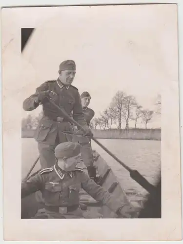 (F10660) Orig. Foto deutsche Soldaten im Ruderboot 1940er