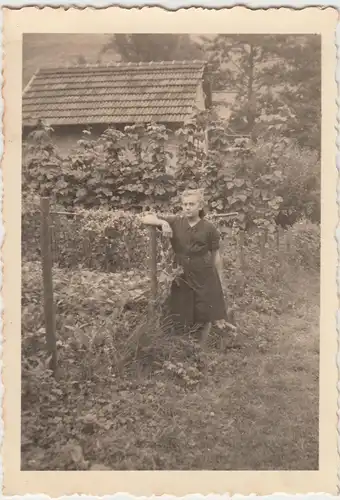 (F10659) Orig. Foto Hahnenklee, junge Frau im Garten 1940