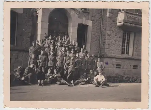 (F10655) Orig. Foto deutsche Soldaten, Gruppenbild vor einem Gebäude 1940er