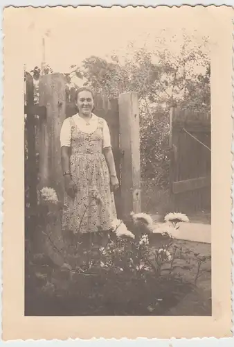(F10648) Orig. Foto junge Frau steht im Garten 1940er