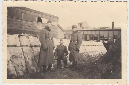 (F10644) Orig. Foto deutsche Soldaten an einem Lagerplatz f. Schüttgut 1933-45