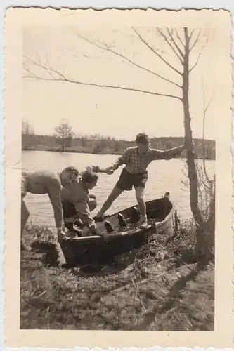 (F10620) Orig. Foto Gussow, Personen am See (Dolgensee?), Boot voller Wasser 194