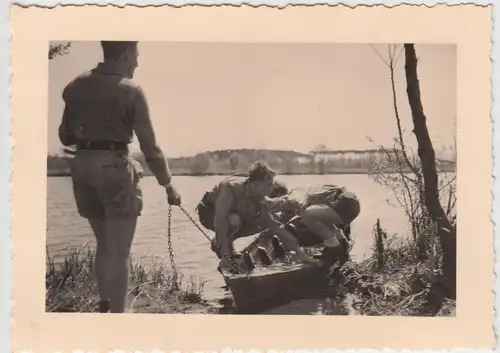 (F10619) Orig. Foto Gussow, Personen am See (Dolgensee?), Boot voller Wasser 194