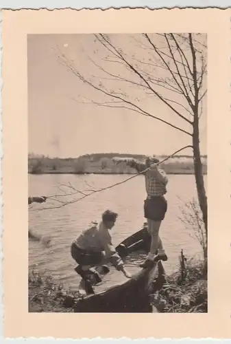 (F10618) Orig. Foto Gussow, Personen am See (Dolgensee?), Boot voller Wasser 194