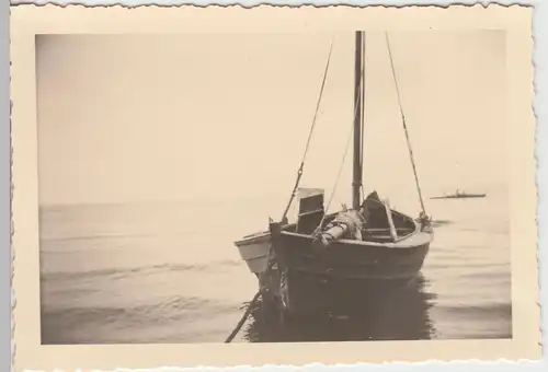 (F10613) Orig. Foto Süddorf auf Amrum, kleines Segelboot im Wasser 1939