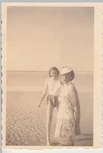 (F10610) Orig. Foto Süddorf auf Amrum, Damen am Strand 1939