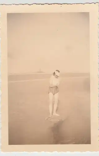 (F10606) Orig. Foto Süddorf auf Amrum, junge Frau am Strand 1939