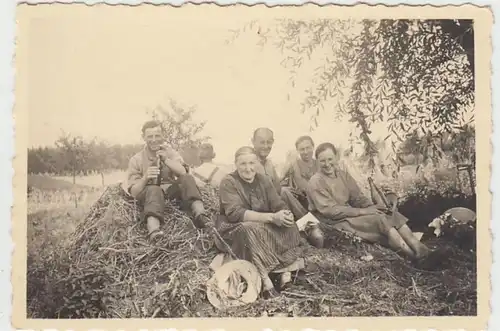 (F1060) Orig. Foto Personengruppe, Picknick, eventuell Ostfront (?), 1940er