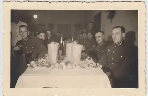 (F1059) Orig. Foto Wehrmacht-Soldaten sitzen an Tafel, 1940er