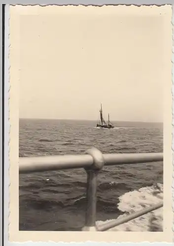 (F10585) Orig. Foto Schiff-Fahrt nach Helgoland, Blick auf ein Segelboot 1939