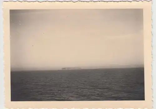 (F10581) Orig. Foto Helgoland, Blick zur Insel in der Ferne vom Schiff aus 1939