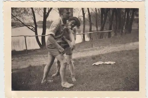 (F10561) Orig. Foto Lychen, junges Paar Gerda und Paul am See 1939