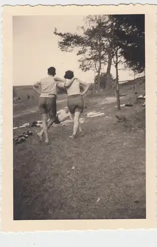 (F10560) Orig. Foto Lychen, junges Paar Gerda und Paul tanzen a.d. Wiese 1939