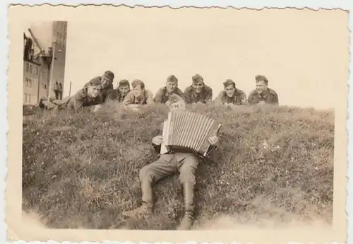 (F1056) Orig. Foto Wehrmacht-Soldaten entspannen m. Akkordeon, 1940er