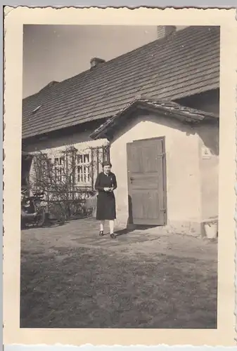 (F10538) Orig. Foto Spreewald, junge Frau "Peter" vor dem Haus der D.J.H. 1939