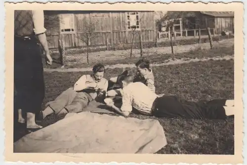 (F10535) Orig. Foto Spreewald, Jungs liegen a.d. Wiese u. spielen Skat 1939