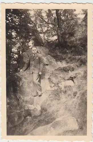 (F10527) Orig. Foto Mann am Felsen, Wanderung 1930er