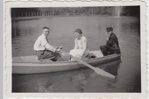 (F10525) Orig. Foto Personen im Ruderboot, Gondelfahrt auf einem Teich 1938