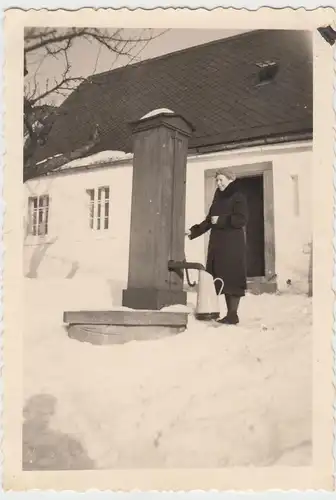 (F10520) Orig. Foto Frau im Winter füllt Wasser an Brunnen mit Handpumpe 1930er