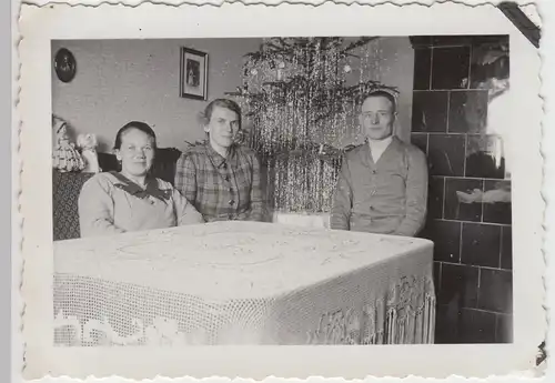 (F10519) Orig. Foto Weihnachten 1930er, Personen im Wohnzimmer, Weihnachtsbaum