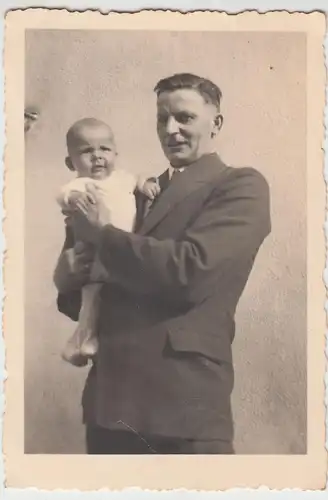 (F10518) Orig. Foto Mann mit Kleinkind auf Arm 1930er