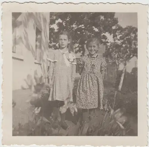 (F10516) Orig. Foto zwei kleine Mädels im Garten am Haus, Anneliese 1936