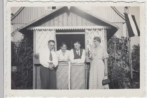 (F10513) Orig. Foto Personen im und am Gartenhäuschen 1930er