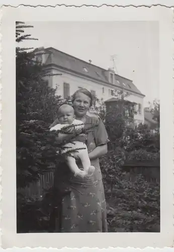(F10512) Orig. Foto Frau mit Kleinkind auf dem Arm im Garten 1930er