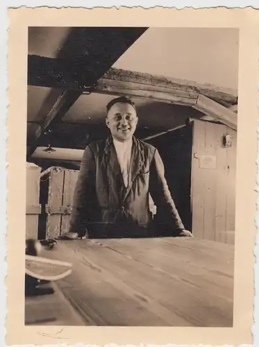 (F10509) Orig. Foto Mann am Tisch auf Dachboden, 1930er