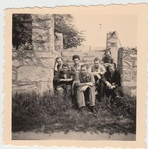 (F10493) Orig. Foto Personen sitzen auf einer Treppe, Natursteinmauer 1957