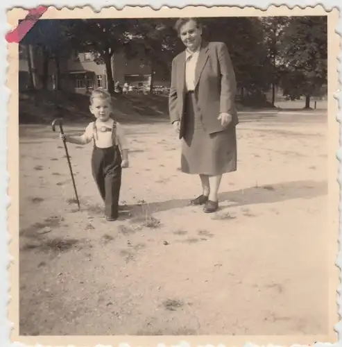 (F10483) Orig. Foto Frau mit kleinem Junge auf dem Schottplatz 1955