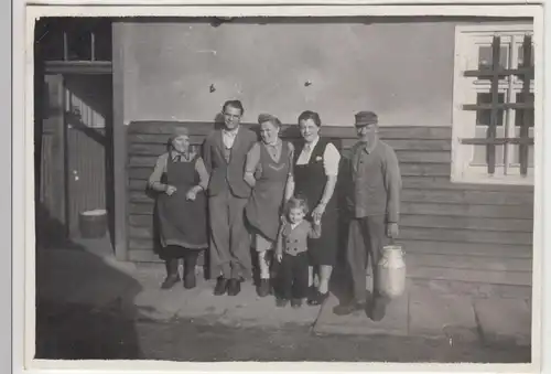 (F10482) Orig. Foto Personen vor dem Hause, Mann mit Milchkanne 1955