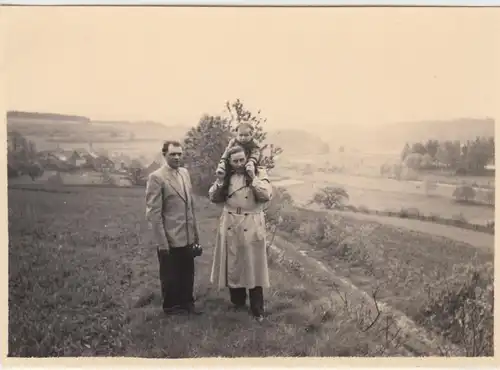 (F10478) Orig. Foto Familie spaziert bei Bürden 1955