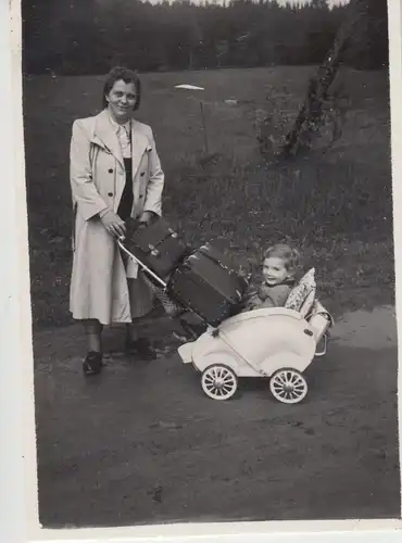 (F10475) Orig. Foto Frau mit Kind im Kinderwagen, Ankunft in Bürden 1955
