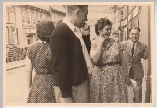 (F10463) Orig. Foto Stolberg im Harz, Personen amüsieren sich vor einem Schaufen