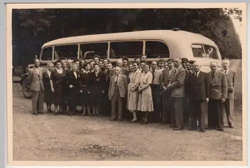 (F10461) Orig. Foto Personen vor Reisebus, Fahrt ins Harzer Bergland 1955