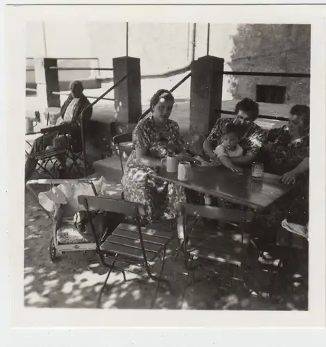 (F10452) Orig. Foto Jena, Personen im Gartenlokal, Fuchsturm? 1954
