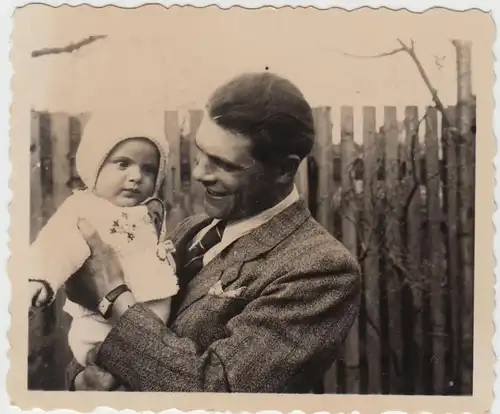 (F10444) Orig. Foto Mann mit Kind Harry Bischoff auf dem Arm, Jena 1952